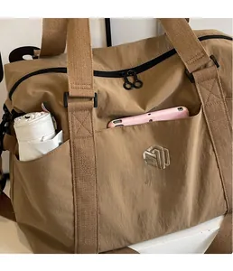 Détail du sac de voyage avec poches avant pour ranger parapluie et accessoires divers