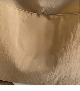 Détail du logo NINGJIA brodé sur le tissu en nylon kaki du sac de voyage polyvalent