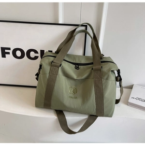 Détail du sac de voyage vert avec broderie NINGJIA et tissu en nylon haute densité