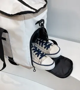 Dettaglio della borsa sportiva con scomparto scarpe separato per organizzare i viaggi