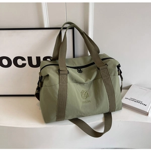 Détail du grand sac de voyage vert gris en nylon anti-rayures avec poignées durables