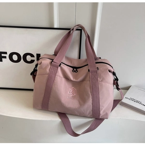 Vue détaillée du sac de voyage rose avec broderie NINGJIA et bandoulière