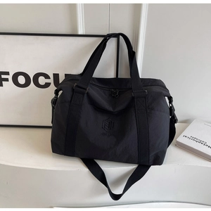 Détail du grand sac de voyage noir avec logo NINGJIA brodé et bandoulière réglable