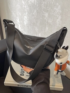 Sac Bandoulière Femme Demi-Lune Mode Décontracté Nylon Sac Hobo Avec Impression de Lettres Et Pendentif en Peluche Voyage Quotidien