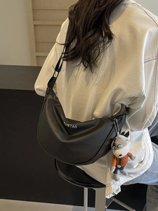 Sac bandoulière tendance en cuir noir mat en forme de lune avec porte-clé loup en peluche