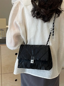 Borsa a tracolla trapuntata nera con catena d'argento e ciondolo a sfera in metallo