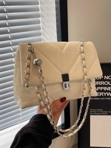 Elegante borsa beige a tracolla trapuntata con catena argento e dettaglio sfera metallica