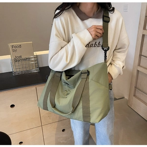 Détail du sac de voyage vert olive avec logo NINGJA et bandoulière réglable