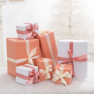 Boîtes cadeaux roses et blanches avec rubans satin pour décoration de vitrine