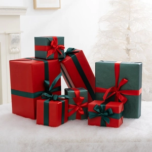 Boîtes cadeaux festives rouges et vertes avec rubans de soie dans un décor de Noël