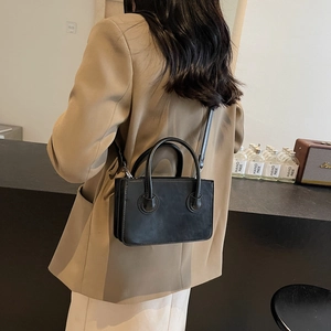 Borsa a tracolla quadrata nera da donna minimalista con finitura opaca e doppi manici