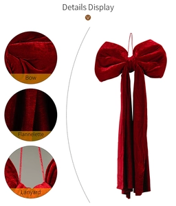 Détails du grand nœud en velours rouge montrant la texture et le cordon de suspension