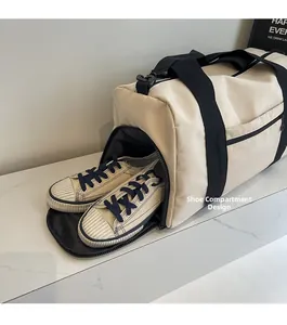 Dettaglio del design dello scomparto per scarpe dedicato della borsa fitness