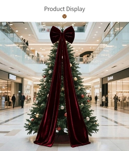 Détail d'un nœud géant en velours rouge profond pour sapin avec de longs rubans
