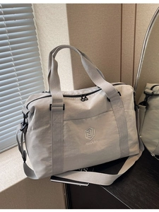Sac de voyage en nylon gris clair grande capacité avec bandoulière et logo de marque