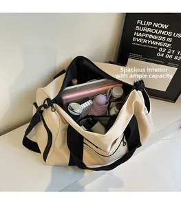 Interno della borsa da viaggio beige con grande capacità per laptop e articoli da bagno
