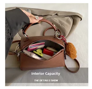 Capacité interne du sac polochon marron vintage montrant l'espace de rangement