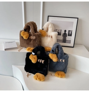 Détail de sacs canard en peluche douce montrant la fausse fourrure et les chaînes