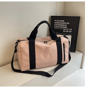 Borsa fitness rosa con cinghie nere e logo NINGJIA su supporto in marmo