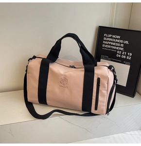 Dettaglio della borsa fitness rosa impermeabile con tasche a zip su superficie marmorea