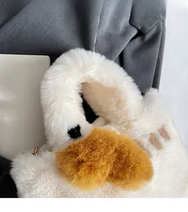 Détail du sac cabas en fausse fourrure bicolore montrant la texture douce et la poignée