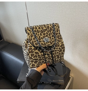Detail van luipaardprint rugzak met zilveren metalen draaisluiting en kettingriem