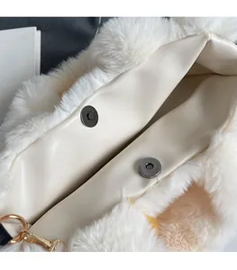 Détail de la fermeture magnétique et des ferrures dorées sur le sac fourre-tout en peluche