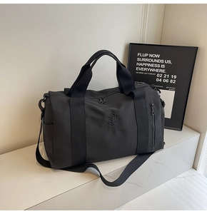 Dettaglio della borsa sportiva nera impermeabile con logo goffrato e doppie cerniere