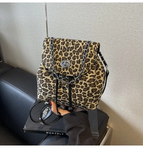 Detailopname van de trendy rugzak met luipaardprint met zilveren ketting en metalen slot