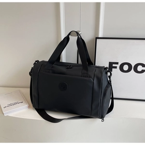 Dettaglio borsa da viaggio nera in tessuto impermeabile con scomparto scarpe separato
