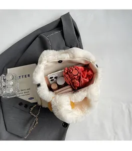 Vue de dessus du sac fourre-tout blanc en peluche montrant l'intérieur spacieux et pratique