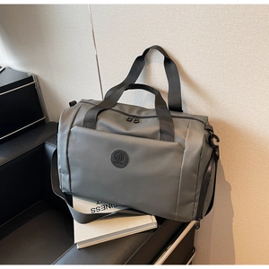 Dettaglio della borsa da viaggio grigia con scomparto scarpe e tessuto impermeabile
