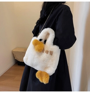 Détail du sac canard en peluche blanc avec texture douce et chaîne dorée