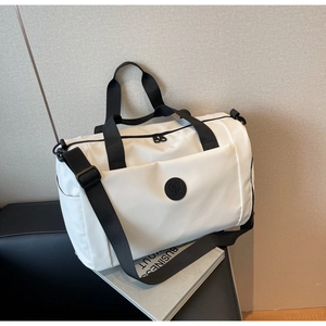 Dettaglio della borsa da viaggio bianca con nylon impermeabile e robuste tracolle nere