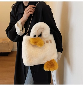 Détail du sac cabas en peluche d'oie blanche avec bec jaune et bandoulière dorée