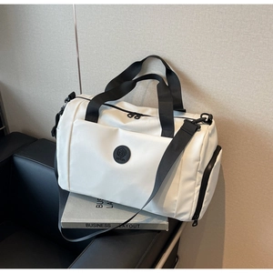 Vista dettagliata della borsa da viaggio bianco sporco impermeabile con scomparto scarpe