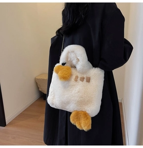 Détail du sac canard en peluche blanc avec fourrure douce et fine bandoulière en chaîne