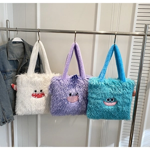 Détail de cabas en fausse fourrure avec broderie monstre mignonne en trois couleurs
