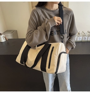 Dettaglio della borsa sportiva grande con tracolla e scomparto scarpe su modella
