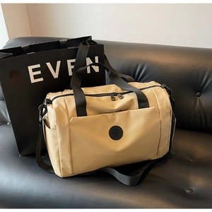 Dettaglio della borsa da viaggio beige con scomparto per scarpe e tessuto in nylon