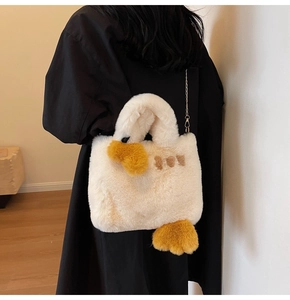Détail du sac cabas canard en peluche blanche avec fausse fourrure et chaîne dorée