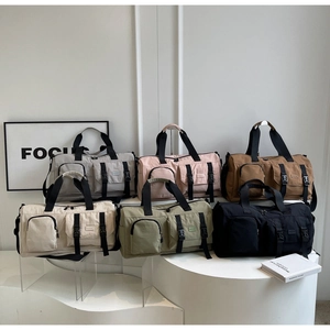 Six coloris du sac de fitness voyage à poches multiples sur des supports