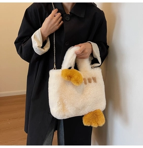 Détail du sac à main en peluche blanche avec motifs de canard et bandoulière dorée