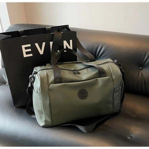 Dettaglio macro della borsa da viaggio verde militare in nylon impermeabile con logo