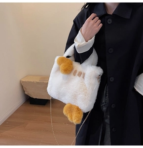Photo sur mannequin d'un sac fourre-tout en peluche canard blanc avec chaîne dorée