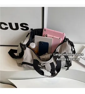 Detailansicht der geräumigen Innenseite einer grauen Reisetasche aus Nylon für Essentials