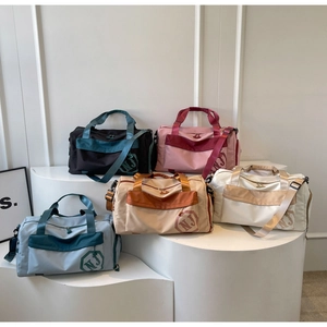 Détails de sacs de voyage imperméables multicolores sur un support de présentation épuré