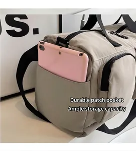 Detail der Seitentasche an der khakifarbenen Reisetasche mit Platz für ein Tablet