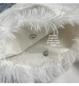 Détail du sac en peluche blanc avec boucle magnétique invisible pour fermeture facile