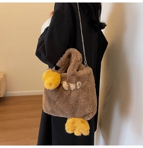 Détail d'un sac à main mignon en peluche canard marron avec bandoulière chaîne